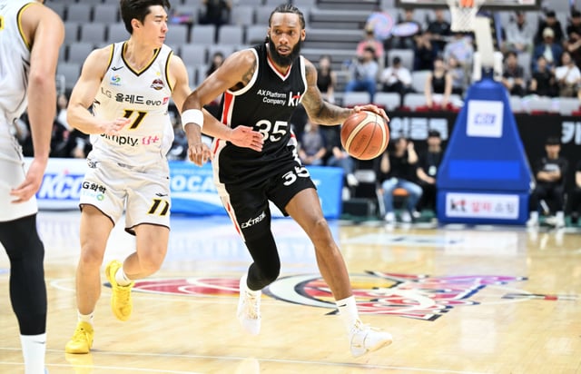 Suwon KT's Paris Bass (right). /Photo=Provided by KBL