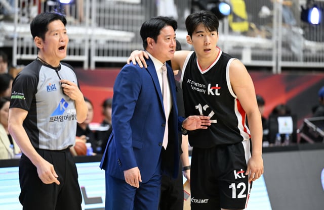 Moon Kyung-un (center), head coach of Suwon KT, is seen conversing with Moon Jung-hyun during a game. /Photo=Provided by KBL