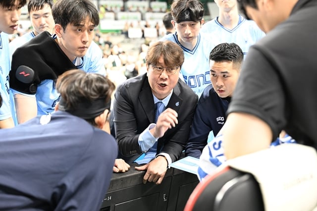 Goyang Sonam head coach Son Chang-hwan (center) gives instructions during a game. /Photo=KBL