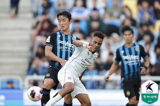 9日、仁川(インチョン)サッカー専用競技場で行われた仁川(インチョン)ユナイテッドと浦項(ポハン)スティーラーズのハナ銀行Kリーグ1202631ラウンド、熾烈なボール争いを繰り広げている仁川(インチョン)の金ゴンヒ(左)と浦項のジュニンヨ。 /写真=韓国プロサッカー連盟提供