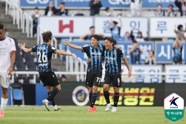 9日、仁川(インチョン)サッカー専用競技場で行われた仁川ユナイテッドと浦項(ポハン)スティーラーズのハナ銀行Kリーグ1202631ラウンド、得点に成功した後喜んでいる仁川李ミンヒョク(左から)と李チョンヨン、李ミョンジュ。/写真=韓国プロサッカー連盟提供