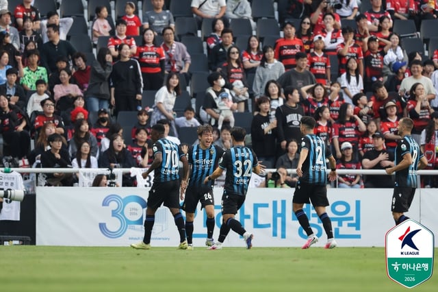 9日、仁川(インチョン)サッカー専用競技場で行われた仁川ユナイテッドと浦項(ポハン)スティーラーズのハナ銀行Kリーグ1202631ラウンド、得点に成功した後喜んでいる李ミンヒョク(左から2番目)ら仁川選手たち。 /写真=韓国プロサッカー連盟提供