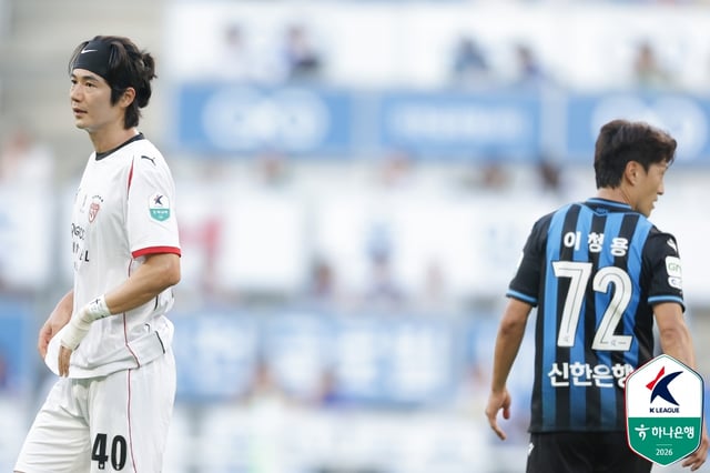 9日、仁川(インチョン)サッカー専用競技場で行われた仁川ユナイテッドと浦項(ポハン)スティーラーズのハナ銀行Kリーグ1202631ラウンド、並んで先発出場した浦項の奇誠庸(キ·ソンヨン、左)と仁川の李青龍(イ·チョンヨン)。 /写真=韓国プロサッカー連盟提供