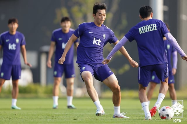 サッカー国家代表チームの練習中の金ゴンヒ（中央）。 /写真=大韓サッカー協会提供