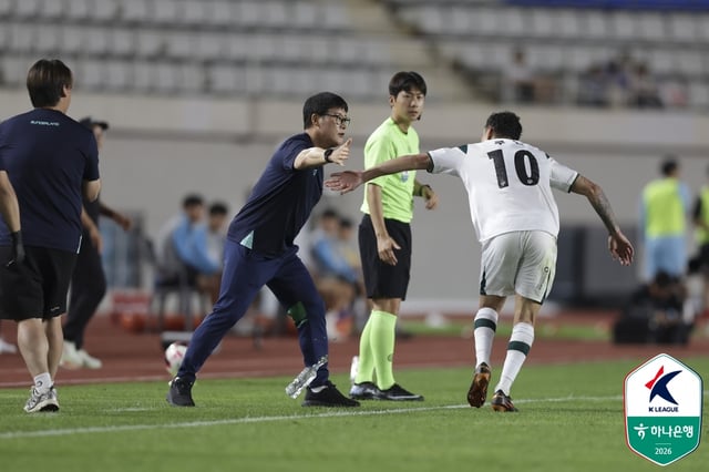 コ·ジョンウン監督が試合中、選手を励ましている。 /写真=韓国プロサッカー連盟提供