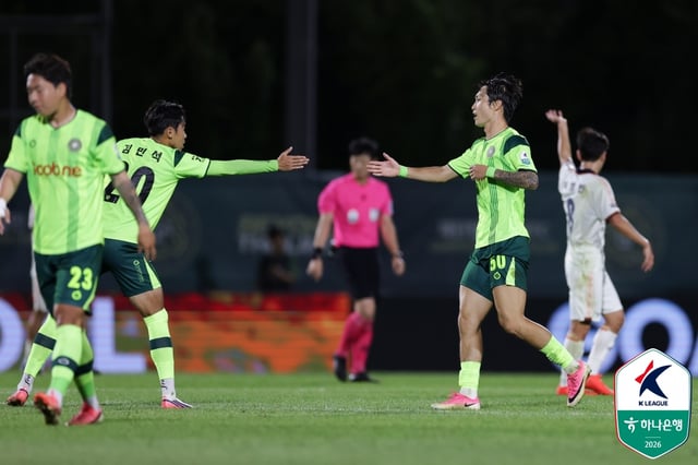 金ミンソク（左）と朴ドンジン。 /写真=韓国プロサッカー連盟提供