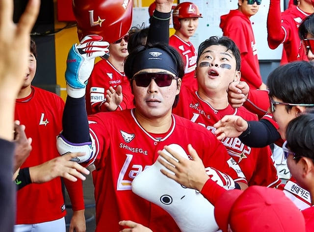 동료들과 하이파이브를 하고 있는 한유섬. /사진=SSG 랜더스