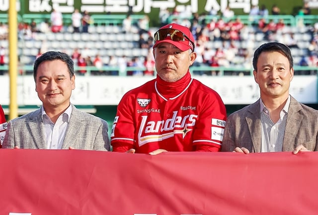 Directores de SSG Landers (de izquierda a derecha), el entrenador Lee Sung-yong y el gerente Kim Jae-hyun. /foto=SSG Landers