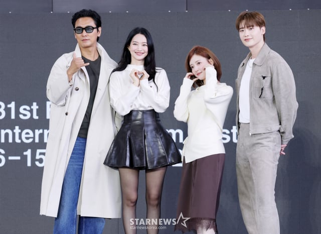 배우 주지훈, 신민아, 이세영, 이종석이 10일 부산광역시 해운대구 영화의전당 루프씨어터에서 진행된 '재혼황후' 야외 무대인사에 참석해 포즈를 취하고 있다./2026.10.10 /사진=김휘선 hwijpg@