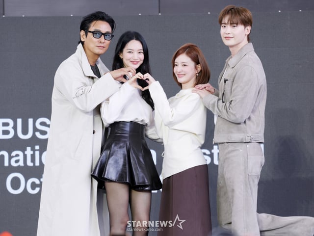 배우 주지훈, 신민아, 이세영, 이종석이 10일 부산광역시 해운대구 영화의전당 루프씨어터에서 진행된 '재혼황후' 야외 무대인사에 참석해 포즈를 취하고 있다./2026.10.10 /사진=김휘선 hwijpg@