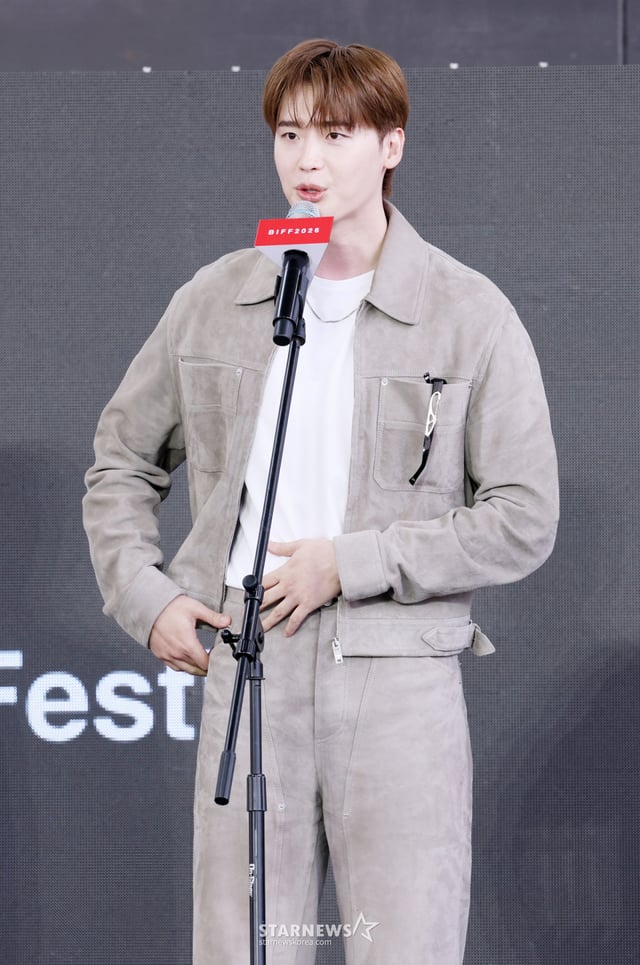 배우 이종석이 10일 부산광역시 해운대구 영화의전당 루프씨어터에서 진행된 '재혼황후' 야외 무대인사에 참석해 인사말을 하고 있다./2026.10.10 /사진=김휘선 hwijpg@