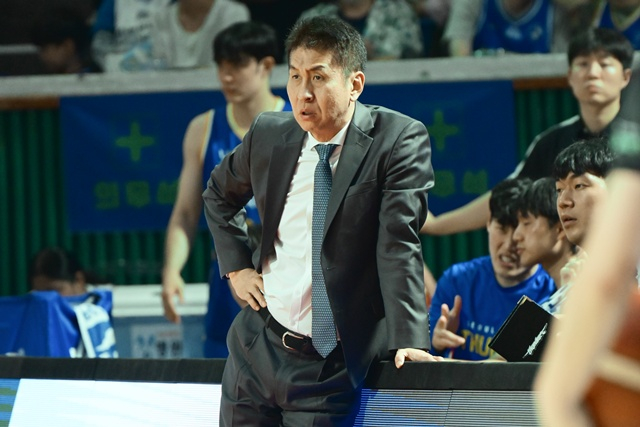Huấn luyện viên Seoul Samsung Kim Sang-sik (bên trái). /Ảnh=KBL cung cấp