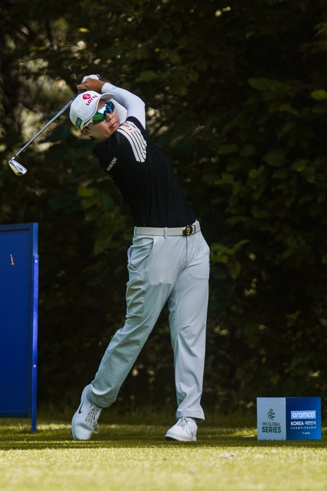 Kim Hyo-jo hits an iron tee shot during the third round of the Ladies European Tour (LET) Aramco Korea Championship on the 10th at New Korea Country Club (par 72) in Goyang, Gyeonggi Province. /Photo=Provided by the tournament organizing committee