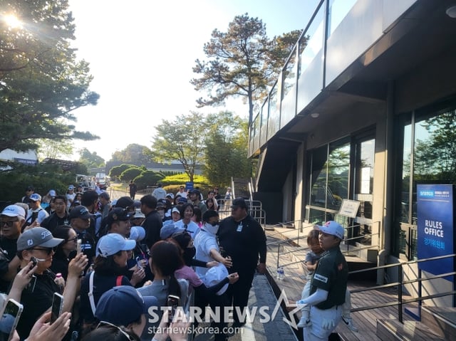 Kim Hyo-ju (a la derecha) saluda a los fans tras completar la tercera ronda del Aramco Korea Championship (premio total: 2 millones de dólares) del European Ladies Professional Golf Tour (LET), celebrada el día 10 en el New Korea CC (par 72) en Goyang, provincia de Gyeonggi. /Foto=reportero Ahn Ho-geun