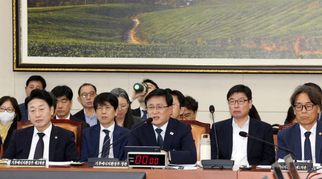 김성환 기후에너지환경부 장관이 지난 6일 열린 기후에너지환경노동위원회의 기후에너지환경부에 대한 국정감사에서 답변을 하고 있는 모습./사진제공=뉴시스