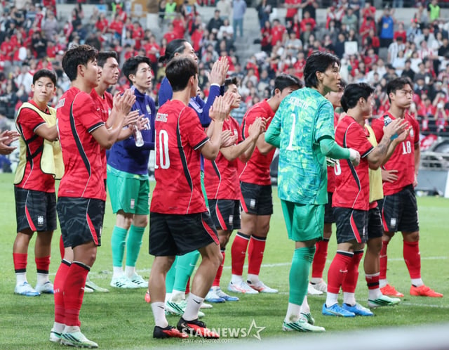 サッカーの大韓民国代表チームが28日、ソウルW杯競技場でウルグアイと親善試合を行った。 孫興民をはじめとする選手たちがウルグアイに1-4で敗れた後、沈鬱な表情で応援団に挨拶している。 /写真=キム·ジンギョン kim.jinkyung@