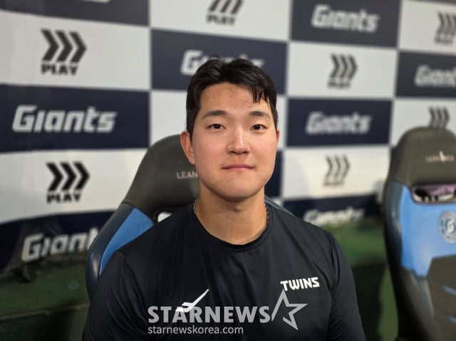 LGのムン·ジョンビンが10日、釜山ロッテ戦の勝利後、取材陣とインタビューした。 /写真=キム·ドンユン記者
