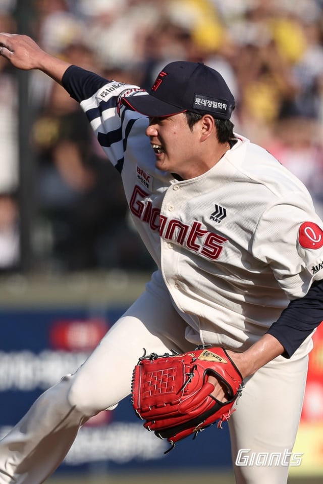 Lotte's Na Gyun-an pitched a resilient game against LG in Busan on the 10th. /Photo=Provided by Lotte Giants