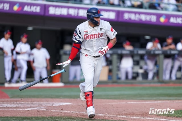Lotte's Reyes set a new KBO record for most hits with a single to center field in the bottom of the seventh inning against LG in Busan on the 10th. /Photo=Provided by Lotte Giants