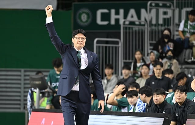 이규섭 원주DB 감독이 주먹을 불끈 쥐고 있다. /사진=KBL 제공