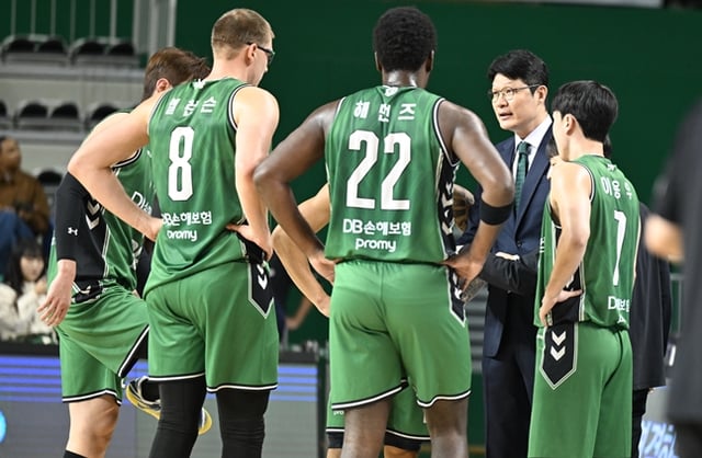 이규섭(오른쪽에서 두 번쨰) 원주DB 감독이 작전 지시하고 있다. /사진=KBL 제공
