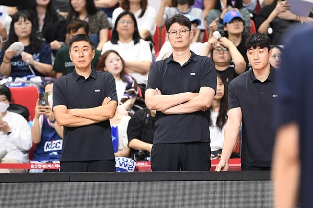 이상민(왼쪽) 감독과 이규섭(가운데) KCC 수석코치 시절. /사진=KBL 제공