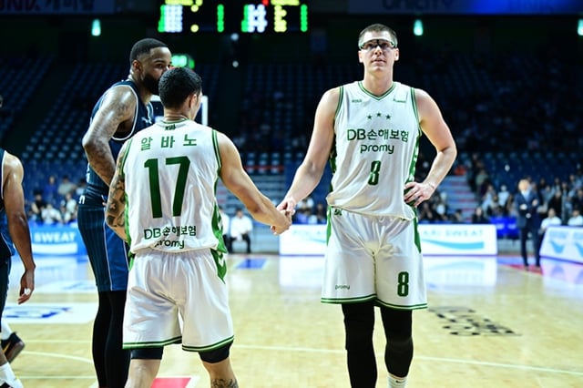 Henry Ellison (right) and Ethan Albano during the 2026~2027 KCC Pro Basketball Regular Season game held at Busan Sajik Indoor Gymnasium at 2 p.m. on the 10th. /Photo=Provided by KBL