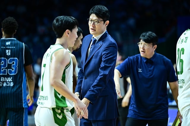 Lee Gyu-seop (center), head coach of Wonju DB, looks at Yi Yong-woo during the 2026~2027 KCC Pro Basketball regular season game held at Busan Sajik Indoor Gymnasium at 2 p.m. on the 10th. /Photo=Provided by KBL