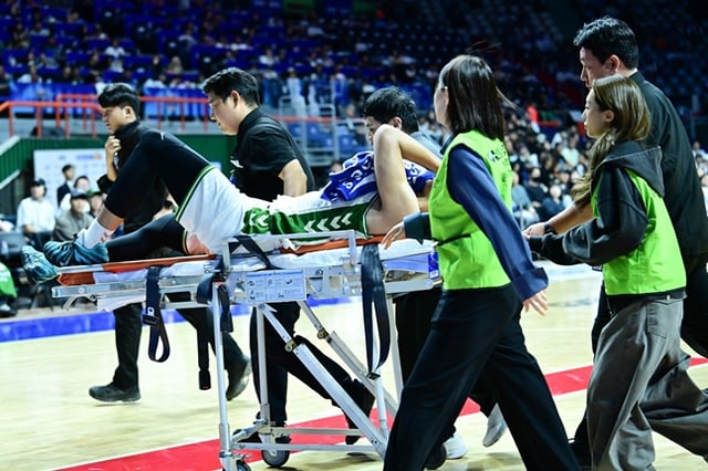 Kim Bo-bae is carried off on a stretcher during the 2026~2027 KCC Pro Basketball regular season game held at Busan Sajik Indoor Gymnasium at 2 p.m. on the 10th. /Photo=Provided by KBL