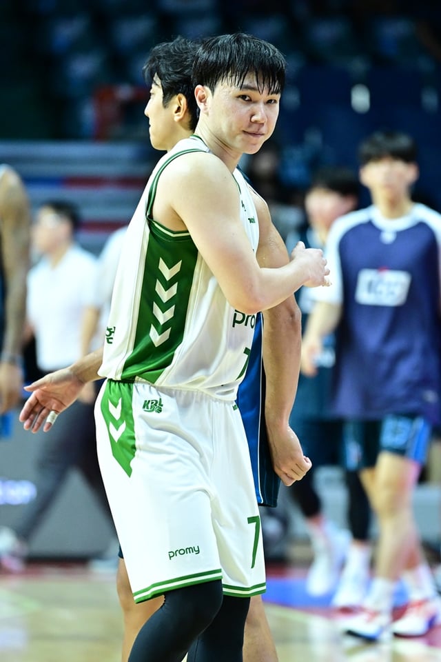 Lee Yong-woo saluda a Heo Hoon al final del partido. /foto=KBL
