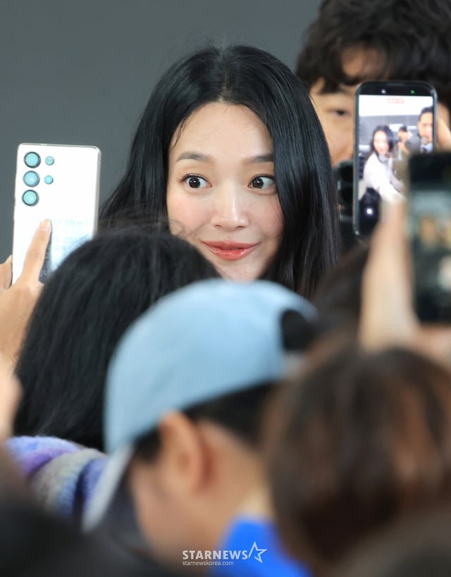 (Busan = NEWS1) Reporter Kwon Hyeon-jin = Actress Shin Min-a is seen interacting with the audience by coming down to the seating area during the stage greeting for "The Remarried Empress" at the 31st Busan International Film Festival, held on the 10th at the Loop Theater of the Busan Cinema Center in Haeundae-gu, Busan. October 10, 2026 / NEWS1 Copyright © NEWS1. All rights reserved. Unauthorized reproduction and redistribution, as well as use for AI learning, are prohibited. /Photo=(Busan = NEWS1) Reporter Kwon Hyeon-jin
