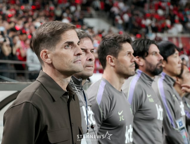サッカーの大韓民国代表チームが28日、ソウルW杯競技場でウルグアイと親善試合を行った。  モレノ監督がグラウンドを見つめている。 /写真=キム·ジンギョン kim.jinkyung@