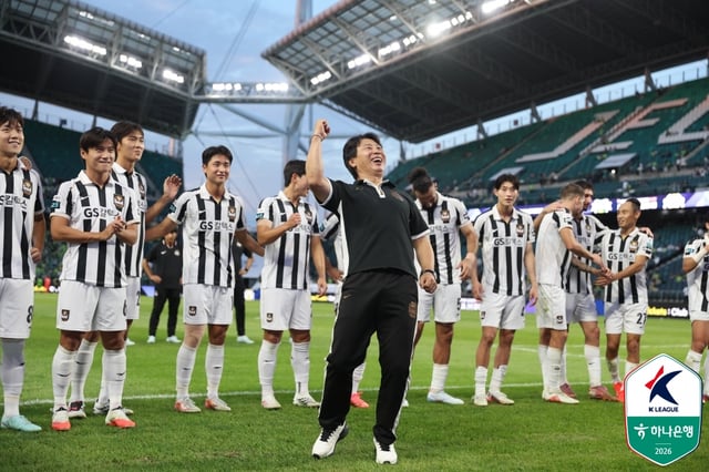 기뻐하는 김기동(가운데) 감독과 FC서울 선수들. /사진=한국프로축구연맹 제공
