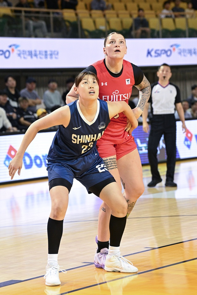 Hong Yu-sun (left) of Incheon Shinhan Bank and Samantha Puring of Japan's Fujitsu Red Wave. /Photo=Provided by WKBL