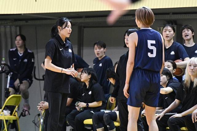 Head Coach Choi Yoon-a of Incheon Shinhan Bank (left) giving instructions. /Photo=Provided by WKBL