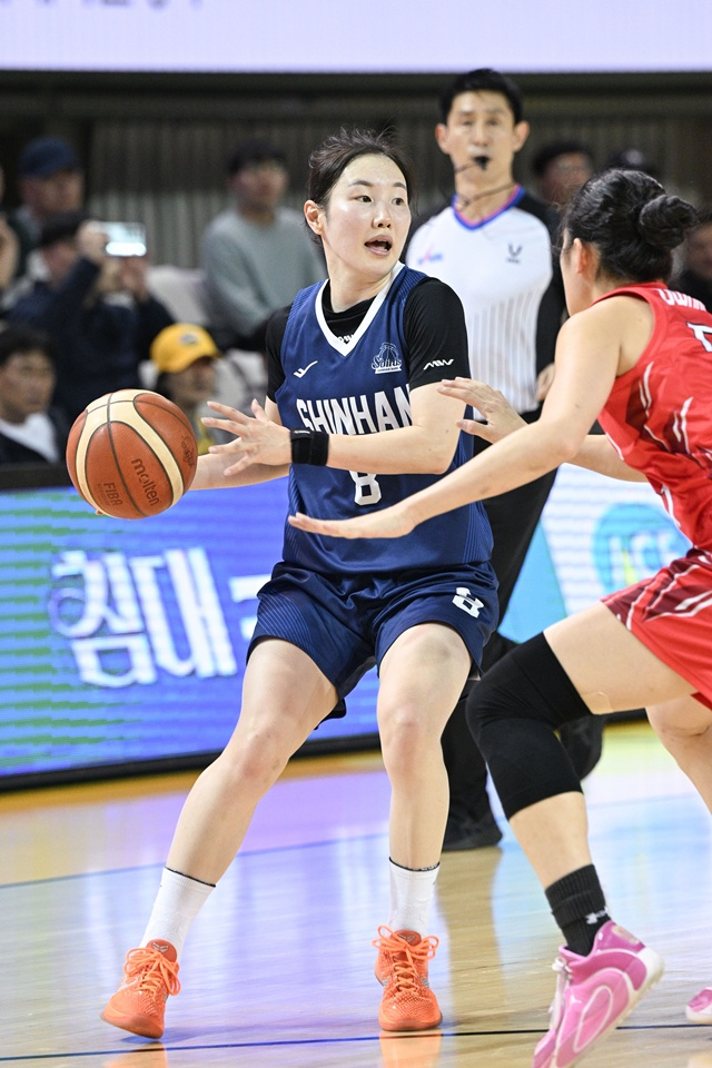 김지영(왼쪽). /사진=WKBL 제공