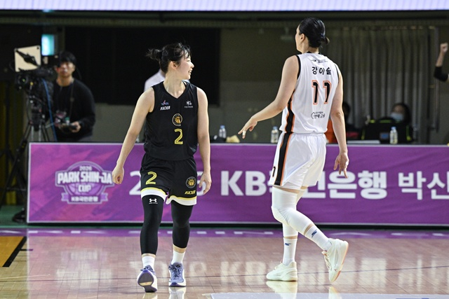 清州KBのホ·イェウン(左)とカン·イスル。 /写真=WKBL提供