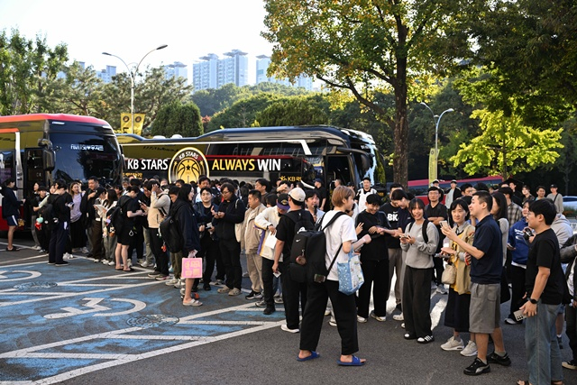 等待球队的篮球迷们。/图片=WKBL提供
