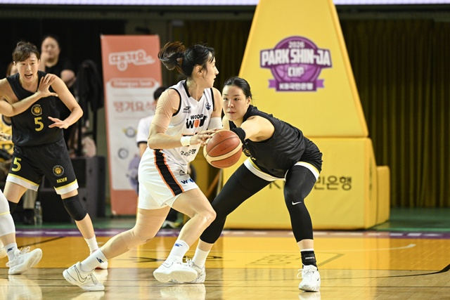Kim Dan-bi (center) focused during the game. /Photo=Provided by WKBL