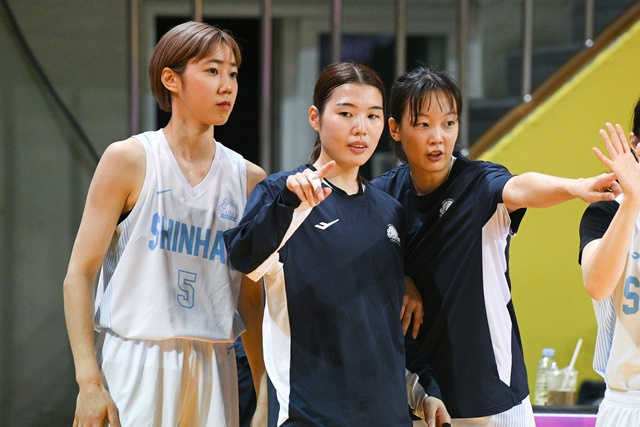 Shin Ji-hyeon (right). /Photo=Provided by WKBL