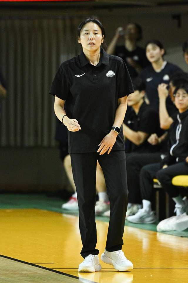 Head Coach Choi Yoon-ah of the Shinhan Bank. /Photo=Provided by WKBL