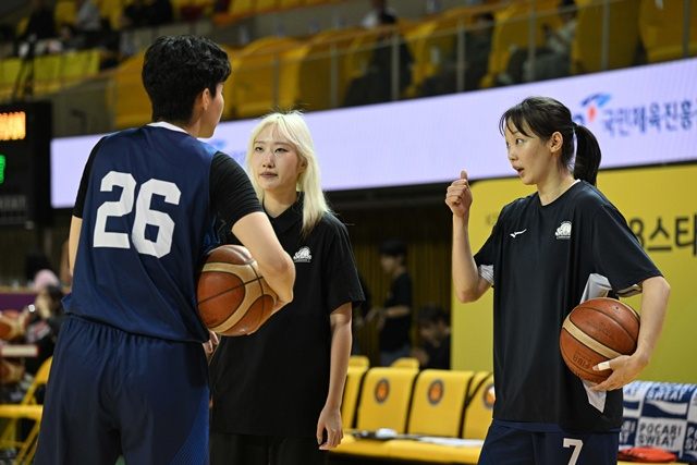 Shin Ji-hyeon (right). /Photo=Provided by WKBL