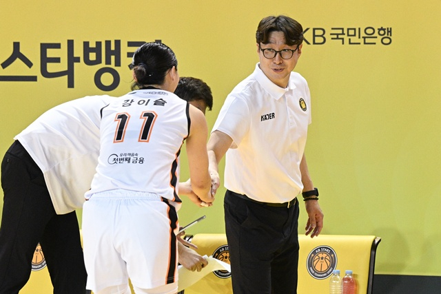 Kang I-seul and Cheongju KB head coach Kim Wan-soo (right). /Photo=Provided by WKBL