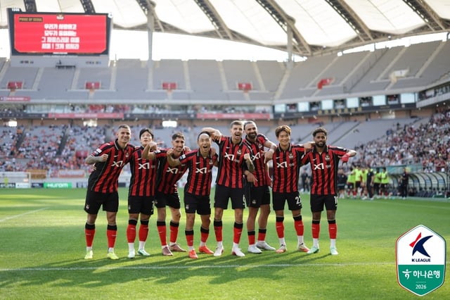 FC首尔球员们在首开纪录后集体庆祝。/图片=韩国职业足球联盟提供