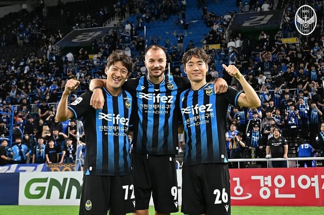 Lee Min-hyuk (desde la derecha), Mugoša y Lee Chung-yong, quienes anotaron goles respectivamente en el partido contra Pohang Steelers del día 9 en el Estadio de Fútbol de Incheon, liderando la contundente victoria por 3-0 del equipo. /Foto=Provisionado por el Incheon United