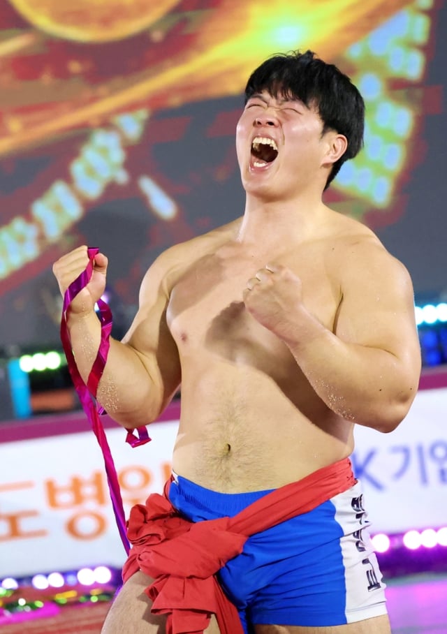 パク·ミンギョが10日、忠清北道槐山郡槐山文化体育センターで開かれた「ウィザース製薬2026槐山秋夕壮士シルム大会」漢拏壮士(105㎏以下)決定戦で勝利した後、咆哮している。 /写真=大韓シルム協会提供