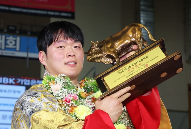 パク·ミンギョが10日、忠清北道槐山郡槐山文化体育センターで開かれた「ウィザース製薬2026槐山秋夕壮士シルム大会」漢拏壮士(105㎏以下)決定戦で勝利した後、金の子牛を持ってポーズを取っている。 /写真=大韓シルム協会提供