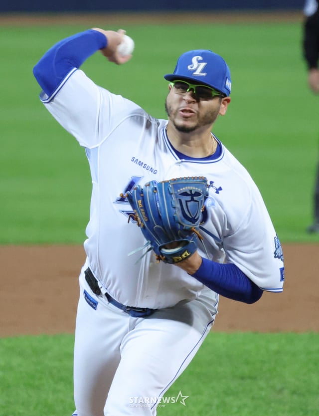 Game 3 of the 2025 KBO League Playoffs between the Samsung Lions and Hanwha Eagles was held at Daegu Samsung Lions Park on the 21st. Samsung starter Harada pitches fiercely. /Photo=Kim Jin-kyung kim.jinkyung@