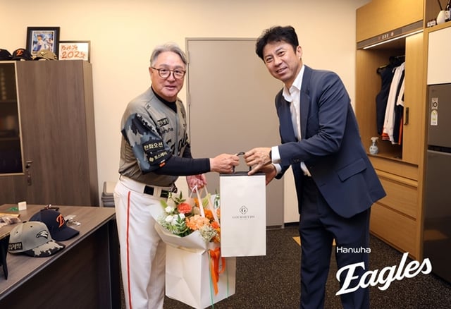 지난 6월 김경문 감독(왼쪽)과 손혁 단장의 모습. /사진=한화 이글스