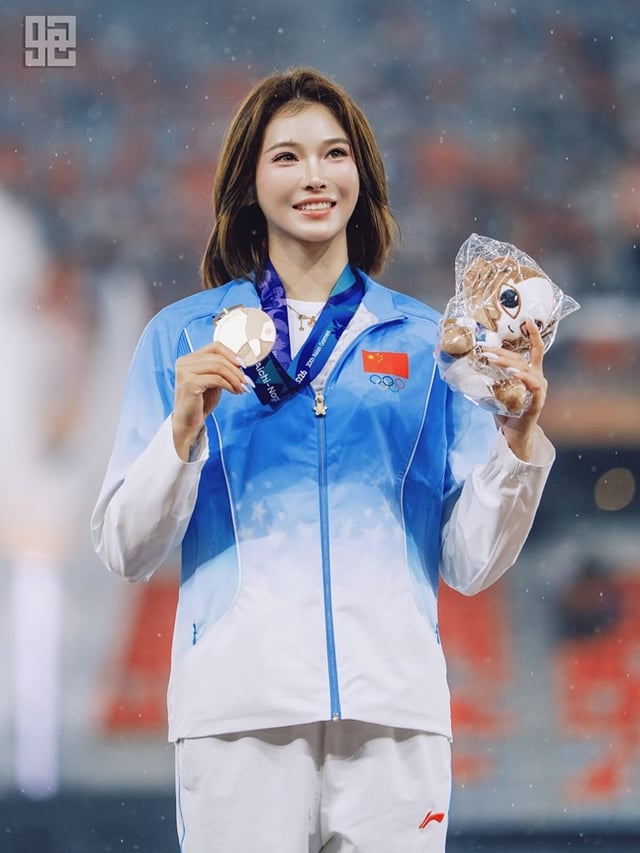 Wu Yanni wearing her bronze medal from the Asian Games around her neck. /Photo=Wu Yanni's official SNS